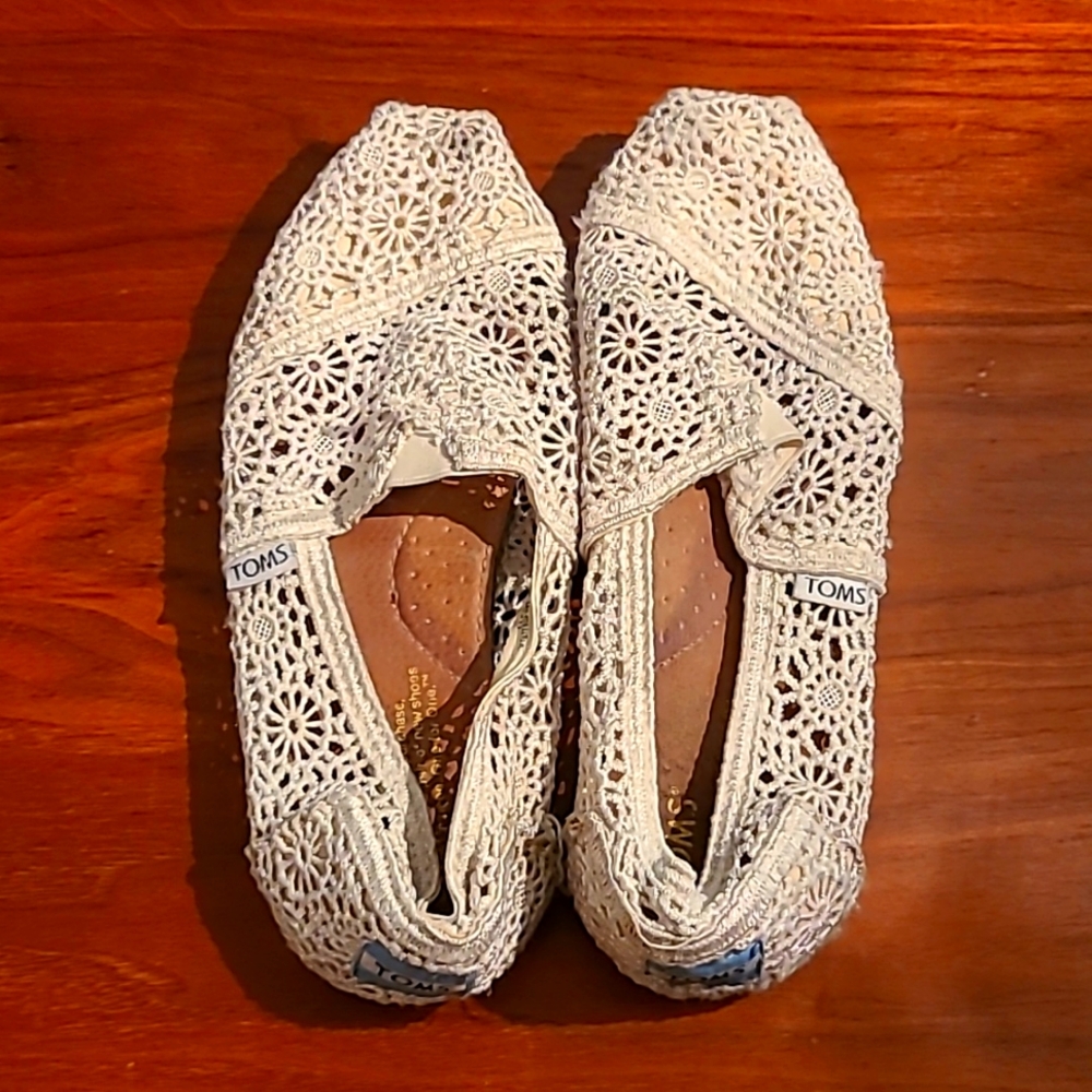 Cream Lace Tom's Size 7.5
